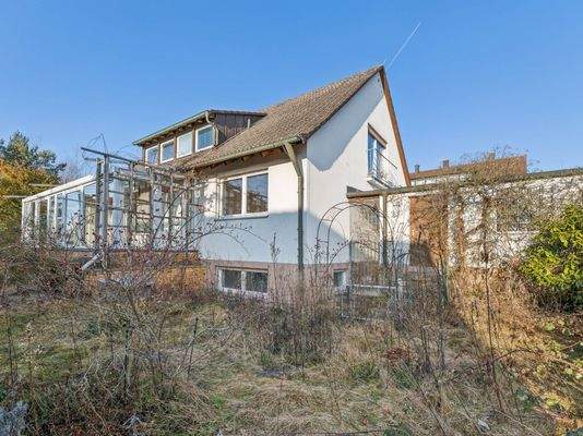 Hausansicht und Garten