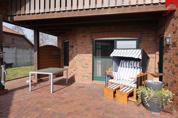 Überdachte, sonnige Terrasse