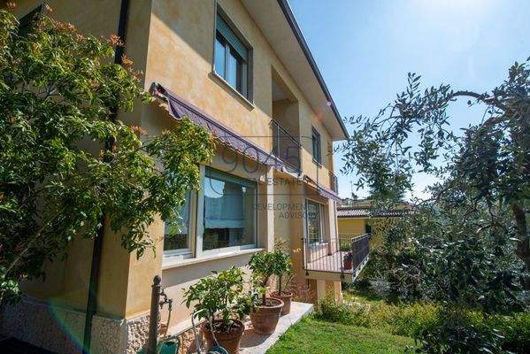 Exklusives Villenanwesen mit Seeblick in Garda - Gardasee