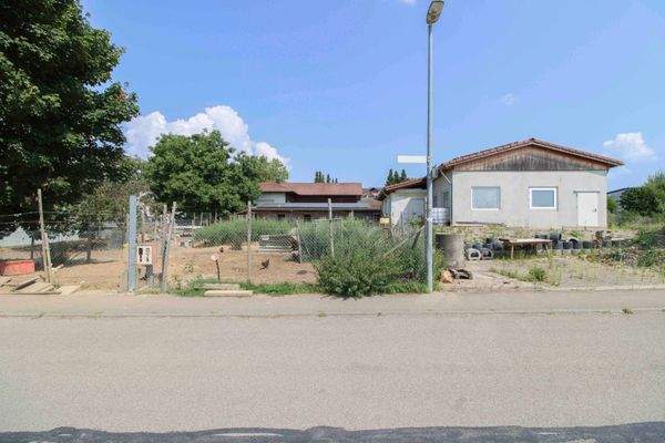 Hühnerauslauf links + Gewerbe rechts