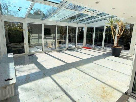 Sonniger Wintergarten mit Beschattungssystem