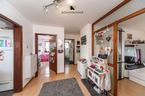 Großzügiger, zentraler Flur mit direktem Zugang zu allen Räumen