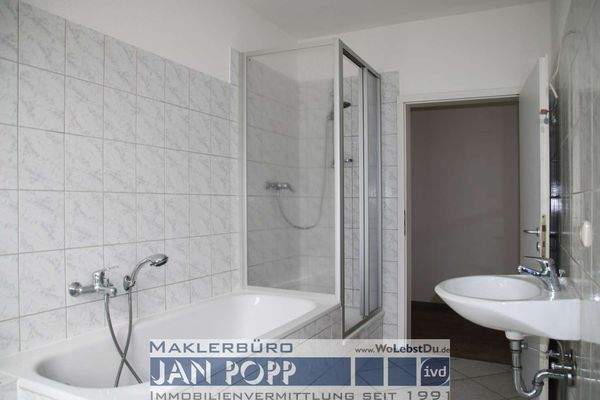 Tageslichtbad mit Wanne und Dusche 