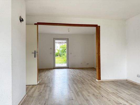 Blick vom Esszimmer zum Wohnzimmer