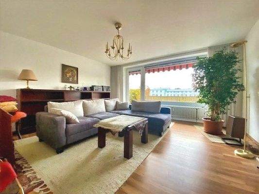 Ein heller Raum mit eindrucksvollen Maßen