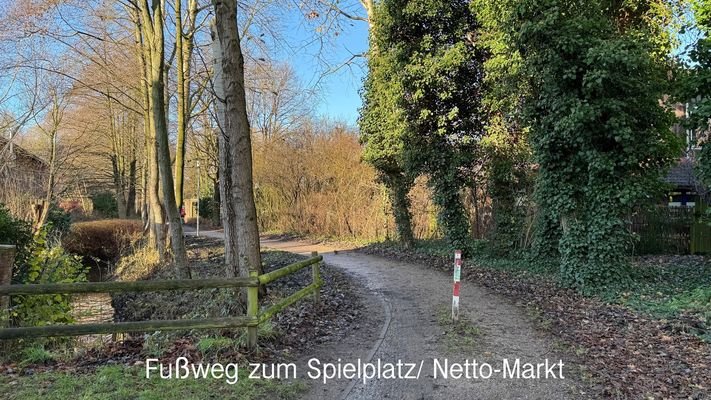 Fußweg zum Spielplatz/ Netto-Markt