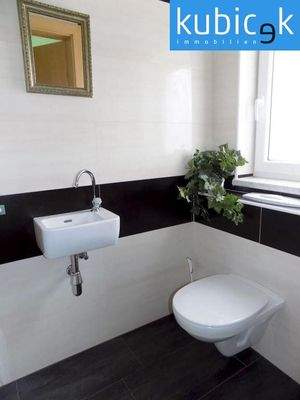 WC mit Waschtisch im OG