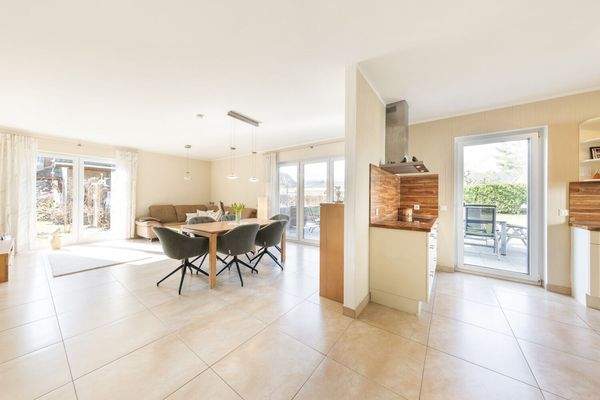 Blick in das Wohn-/ Esszimmer und den Küchenbereich