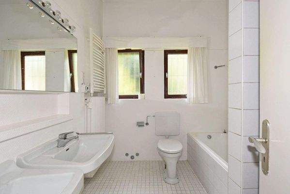 Vollbad mit separater Dusche