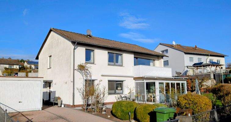 Objektvorderseite vom Bürgersteig aus