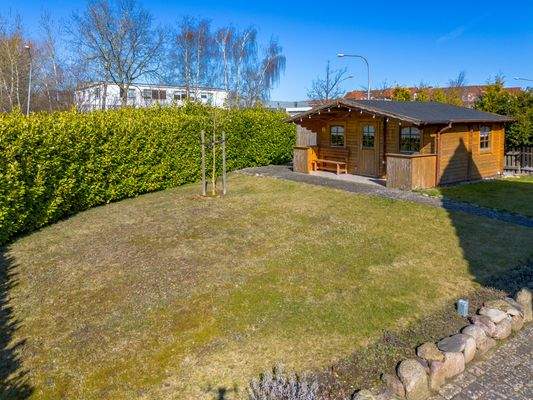 Garten mit Blockhütte 