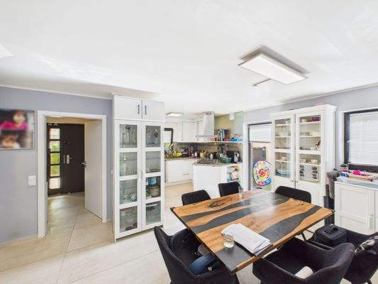 Essbereich Blick in Küche 