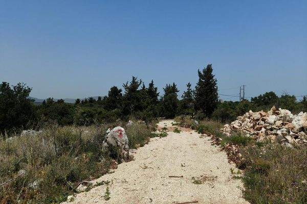 Kreta, Litsarda: Ruhiges Grundstück mit Baugenehmigung und atemberaubender Aussicht auf die Landschaft zu verkaufen