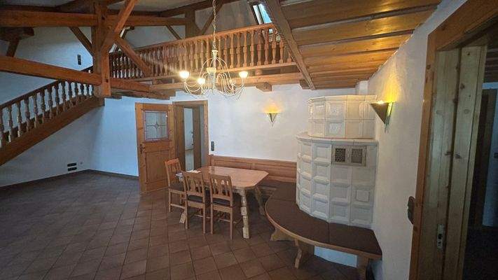 Wohnzimmer m Kachelofen