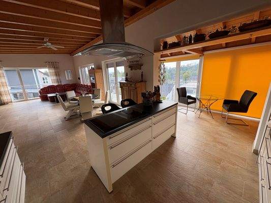 Blick von der Küche ins Wohnzimmer