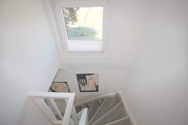 DG-Treppenfenster und Blick auf die Zufahrt