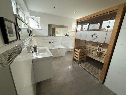EG Bad mit Wanne und Sauna 