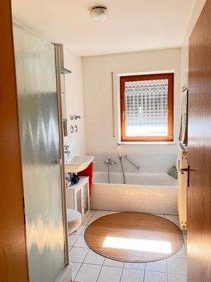 Bad mit Wanne + Dusche