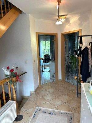 Flur mit Blick zur Küche- und Wohnzimmereingang EG