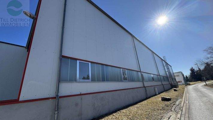 Glasfensterlinie erhellt die Halle innen