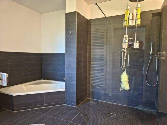 EG Badewanne und offene Dusche