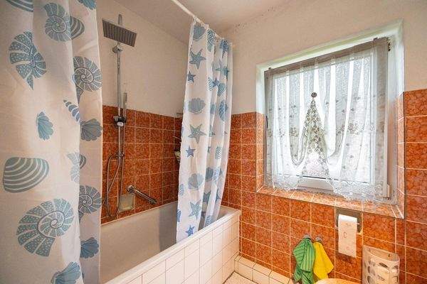 Wohnung, OG, rechts: Tageslichtbad mit Badewanne