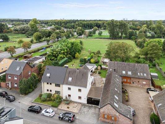 Hausansicht vorne - über den Häusern.jpg