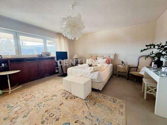 Schlafzimmer 1 Einliegerwohnung mit breiter Fensterfront