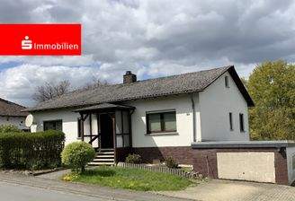 Straßenansicht mit ehemaliger Garage