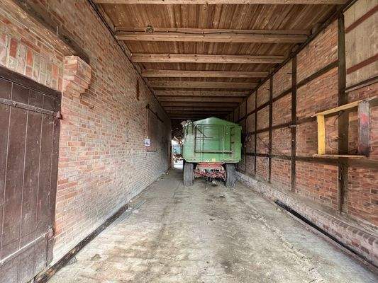 Fläche zwischen Scheune und Stall