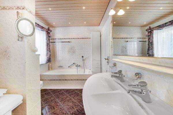 Impression Bad mit Wanne, Dusche und Sauna