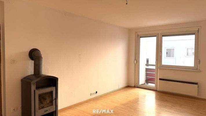 Wohnzimmer mit Balkon und Schwedenofen