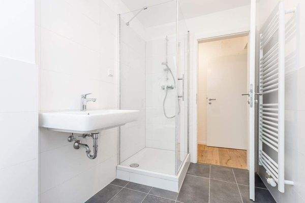 Hauptbad mit Wanne + Dusche