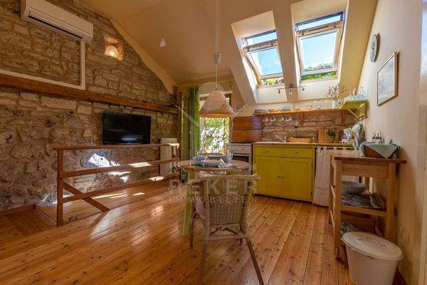 Die Steinwände versprühen ein magisches Flair