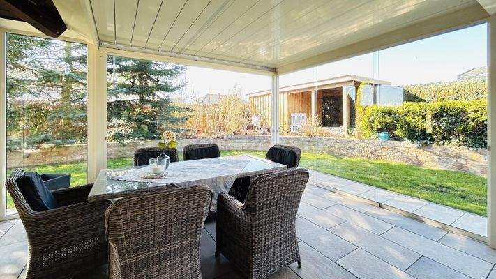 Wintergarten mit Blick in den Garten