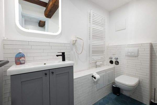 Modernes Bad mit Dachbalken