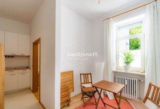 Helle Diele  mit Warte-/Empfangsbereich