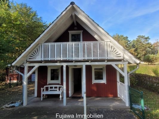 Haus Eingang mit Terrasse und Balkon