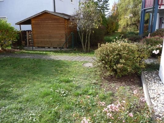 Blick von der Terrasse in den Garten