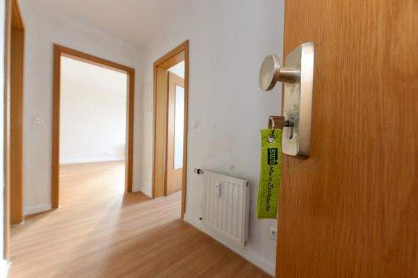 Wohnungstuer offen mit Flur