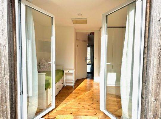 Blick ins Schlafzimmer im Erdgeschoss