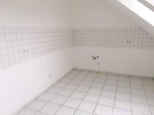 geflieste Küche mit Fenster