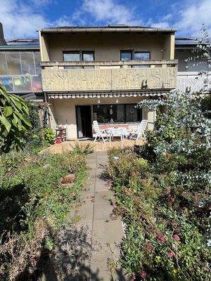 Blick vom Garten auf das gepflegte Haus.