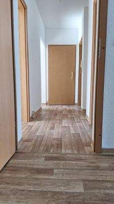 Flur (Sicht zum Wohnungseingang)