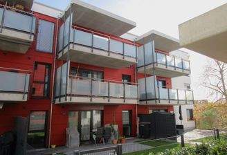 Hausansicht mit Balkonen