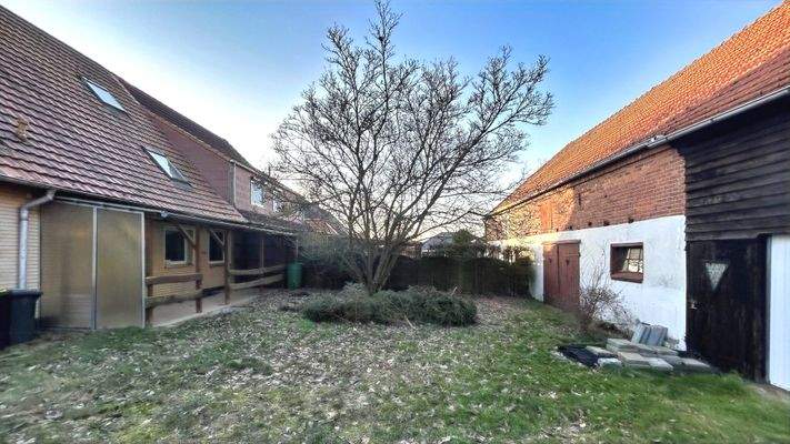 Grundstück zwischen Gebäuden