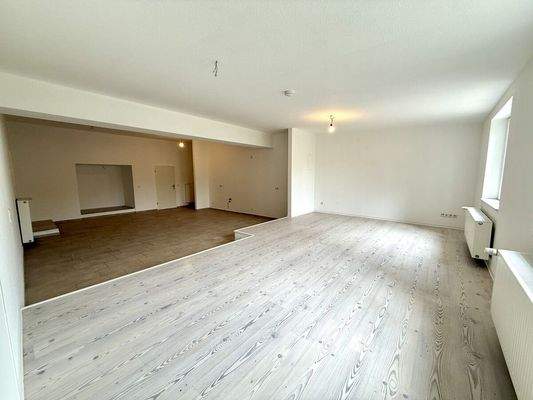 Blick in den offenen Wohn- und Essbereich