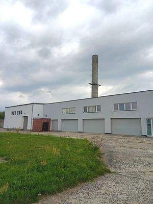 Hausansicht mit Toren