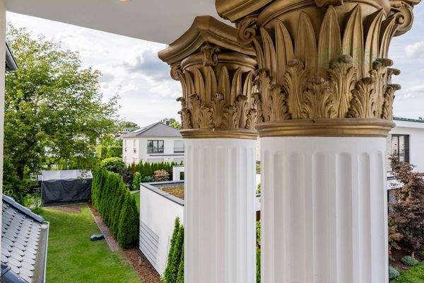 Säulen mit goldenen Kapitellen