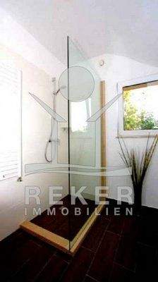 Die Eckdusche ist aus hochwertigen Glaselementen mit bodentiefen Einstieg. Luxus pur.